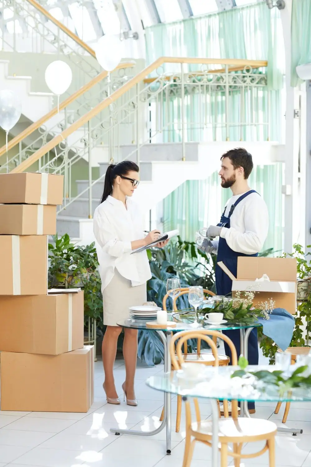 business-lady-asking-mover-about-delivery-order-e1618304340560